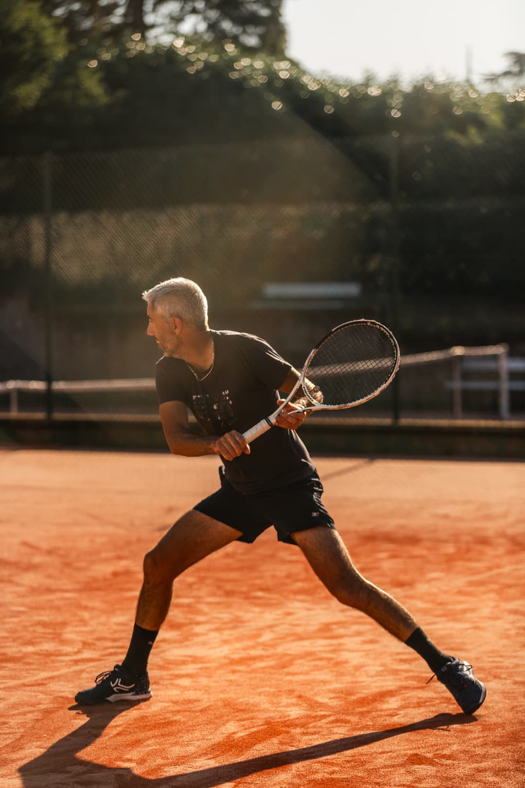 Joueur sur terre battue au Tennis Club Savenay